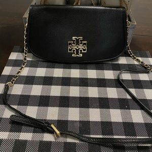 Women’s Tory Burch Fold Over Black Cross Body Handbag w/Gold Tory Burch Emblem.